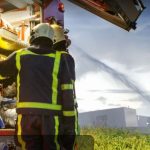 Brandweer assisteert bij autobrand